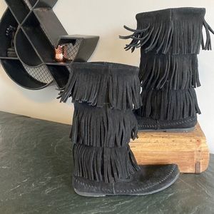 Minnetonka mid calf fringe black suede boots Size womens 8